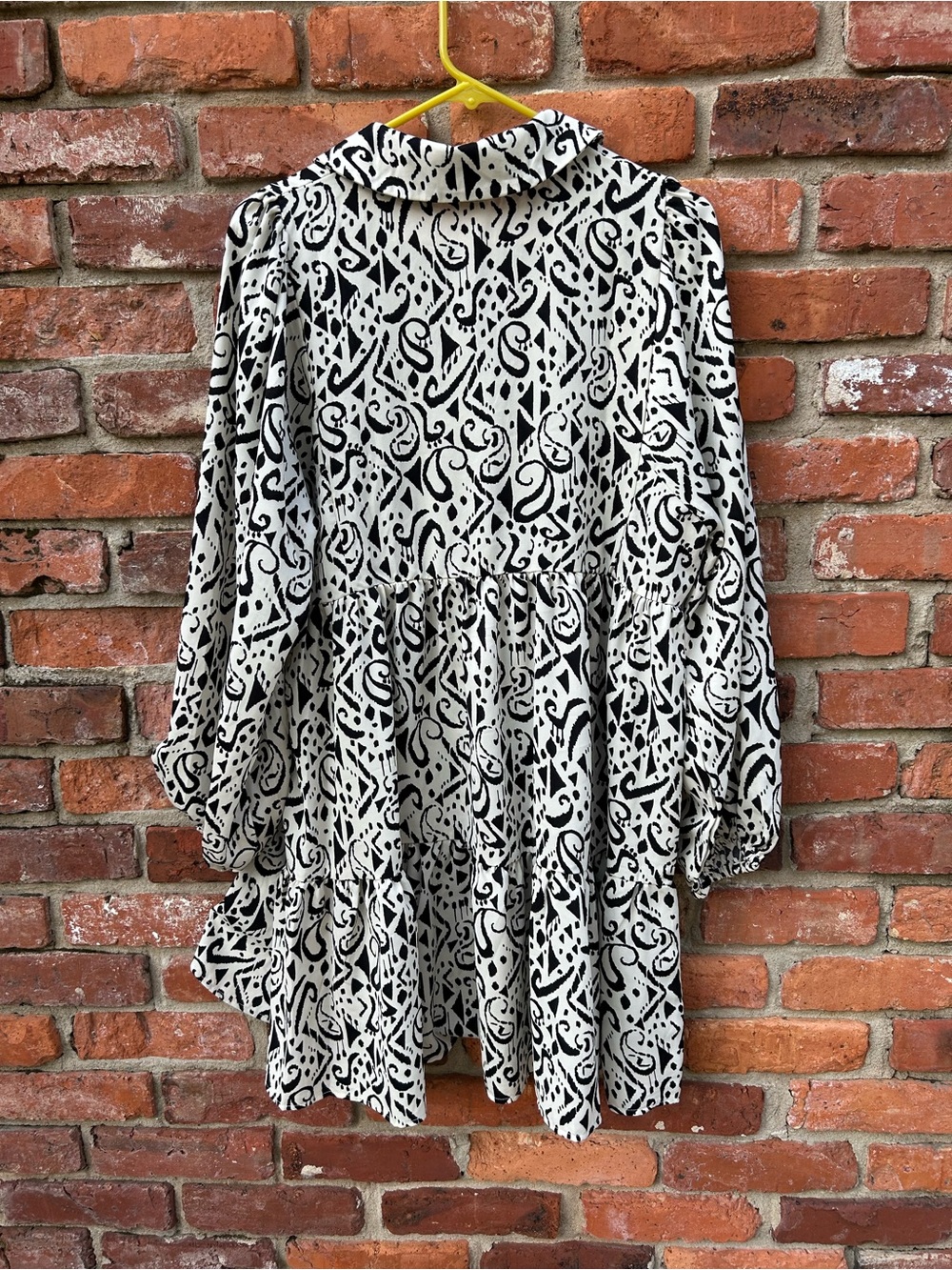 Umgee Black & White Abstract Long Sleeves Collared Dress M Ruffle Hem V-Neck - Picture 4 of 5